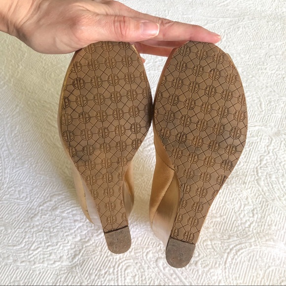 Lilly Pulitzer Resort Chic Wedge in Gold size 6 - Picture 3 of 9